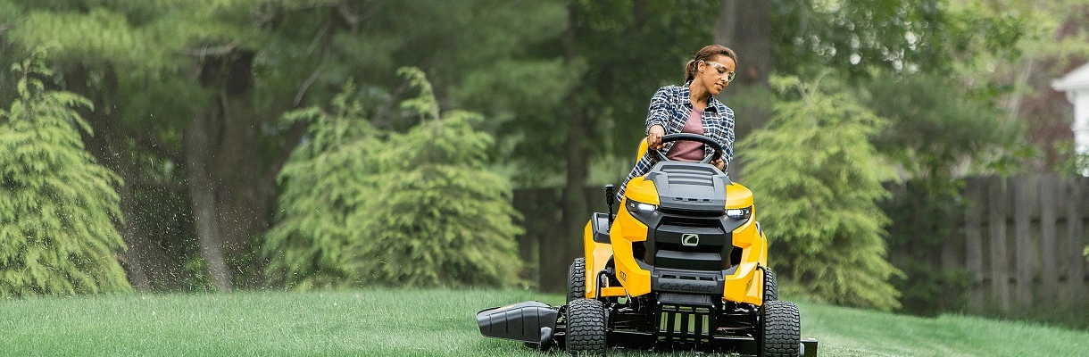 Zāles pļāvējs traktors Cub Cadet XT1 OS107 ar sānu izmešanu